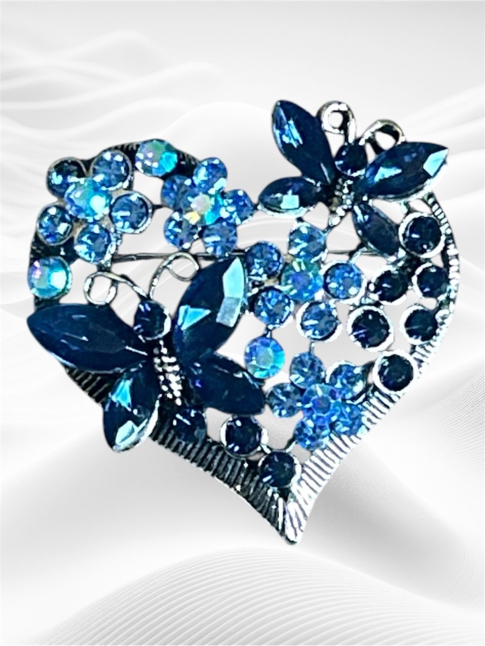 Heart-Shaped Butterfly Brooch
Blue Sparkling Rhinestones distinctive openwork